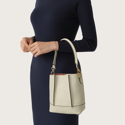 <ruby>CANELE<rt>カヌレ</rt></ruby>